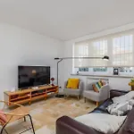 Augusto - A Family House With Pool In The Heart Of Лиссабон