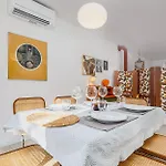 Апартаменты Augusto - A Family House With Pool In The Heart Of Лиссабон